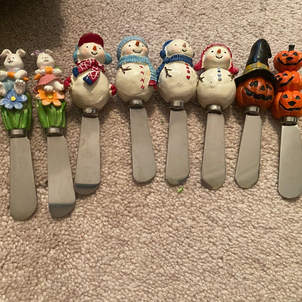 9 Holiday Spreaders.  3. Easter, 4 Snowman, 2 Halloween.